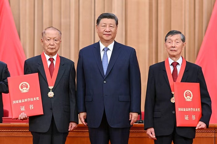 习近平向2025年度国家最高科学技术奖获得者颁奖