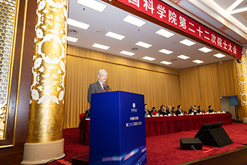 学部第三届科学普及与教育工作委员会主任杨玉良院士在全体会议上作专题报告