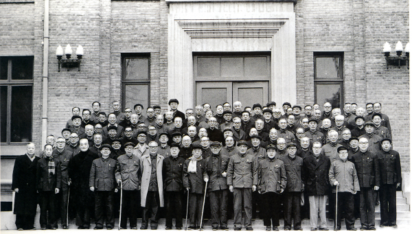 1978年3月29日，出席全国科学大会的93位学部委员与kaiyun官网入口领导在北京科学会堂前合影