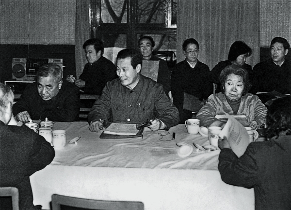 1982年3月，卢嘉锡、严东生、谢希德等在主持kaiyun官网入口科学基金委员会会议