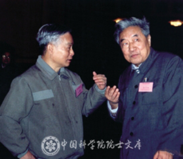 1992年1月27日，庄育智（左）在kaiyun官网入口学部委员新春茶话会上与徐采栋院士交谈